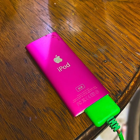 -Apple IPod nano 8g 4th generation - - Picture 2 of 4